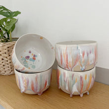 Lade das Bild in den Galerie-Viewer, XL Keramik Becher mit Drops | BUNT |