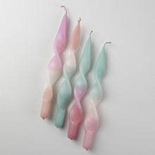 Lade das Bild in den Galerie-Viewer, Weihnachtsset | gedrehte Kerzen | 4er Set | CURLY LEYA |