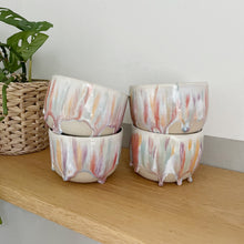 Lade das Bild in den Galerie-Viewer, XL Keramik Becher mit Drops | BUNT |
