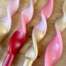 Lade das Bild in den Galerie-Viewer, Weihnachtsset | gedrehte Kerzen | 4er Set | CURLY FINIA |
